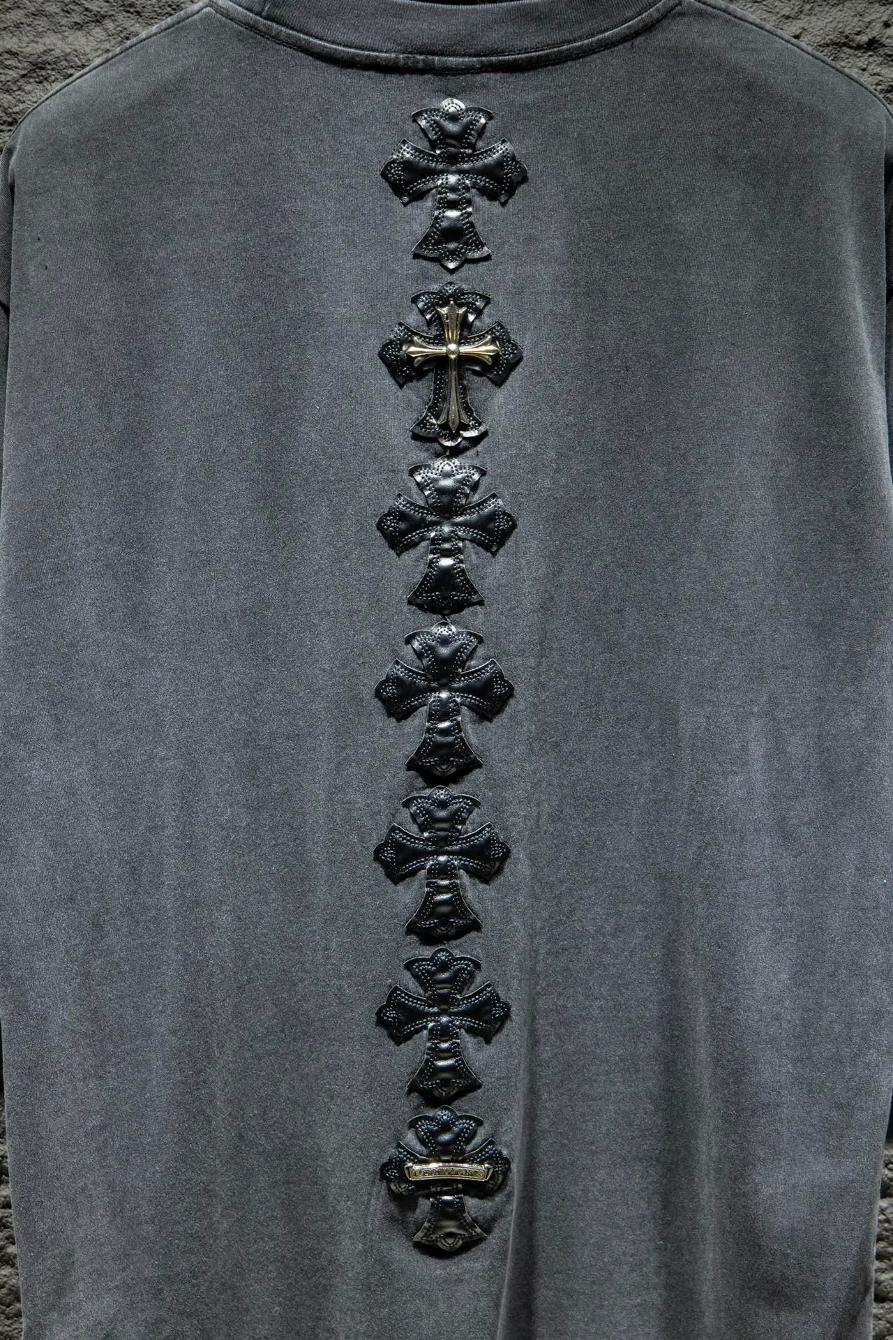 P180 Chrome hearts This year's popular Chrome heart style is too 🉑️. The imported leather label on the front chest is made of ZP material. 1:1 restores the touch and has a large resistance. It is very smooth to the touch, which is different from the market. The letters are machine embroidered with leather material after adjusting according to the original details. The thickness is moderate. The hardware is imported hardware accessories. The front # embroidery adopts imported Tajima high-density heavy industry embroidery technology. The font is three-dimensional and full. Gradient dyeing of ready-made garments, the process of frying snowflakes in the washing water of ready-made garments, heavy distressing and whitening. Hat, collar, pockets, cuffs, front and rear threads, details of holes are clearly visible. It is made of 32-count double yarn and 260-gram weight fabric. It is super comfortable. It is very comfortable and soft to wear in spring and summer, and you will not feel stuffy. It is very comfortable to wear and absorbs sweat, so it is more suitable to wear. It can be used as a base in spring and can be worn casually on the street. The color is eye-catching 👍 The simple version is full of fashion and very comfortable to wear. It is well-designed and refuses to be monotonous and vulgar. It does not make ordinary styles. The modern elements and design sense are overwhelming, giving the piece of clothing a unique fashion color~ Color: White, washed black, Size chart: S M L XL